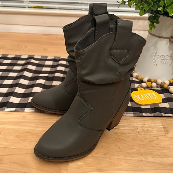 NWT Women’s Booties - Picture 1 of 6